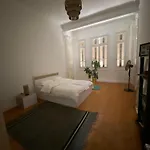 Modern Retro Overlooking Citycenter Room