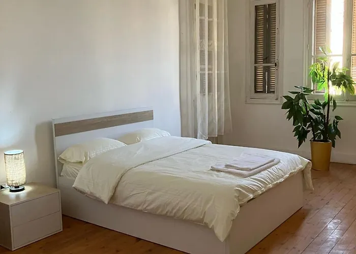 Modern Retro Overlooking Citycenter Room